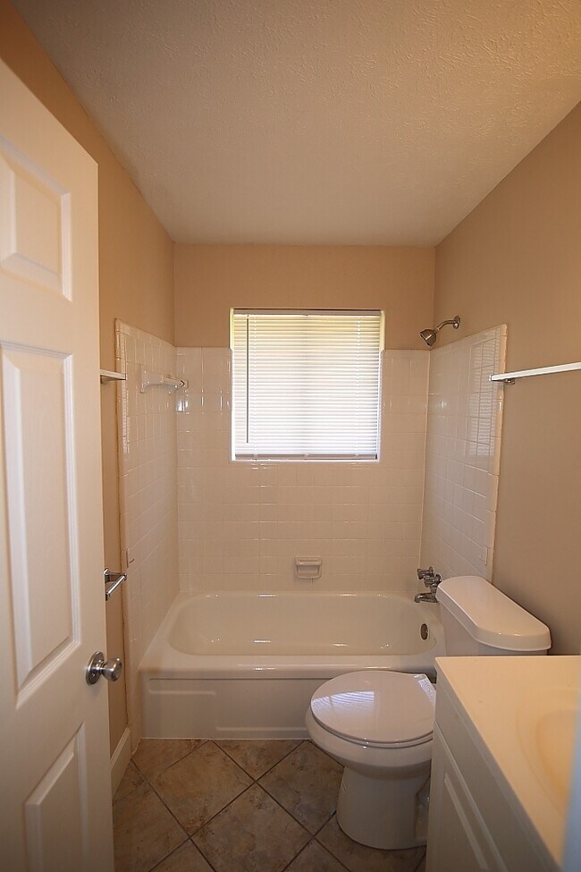 Building Photo - 1219 Lakeview Dr NW