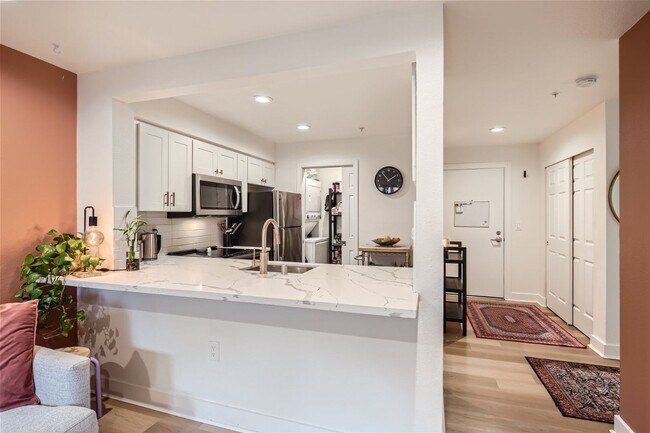 Building Photo - Available September 1st >> Stunning 1BR/1BA Condo for Rent! 1 Parking Garage Space + W/S/G Includ...