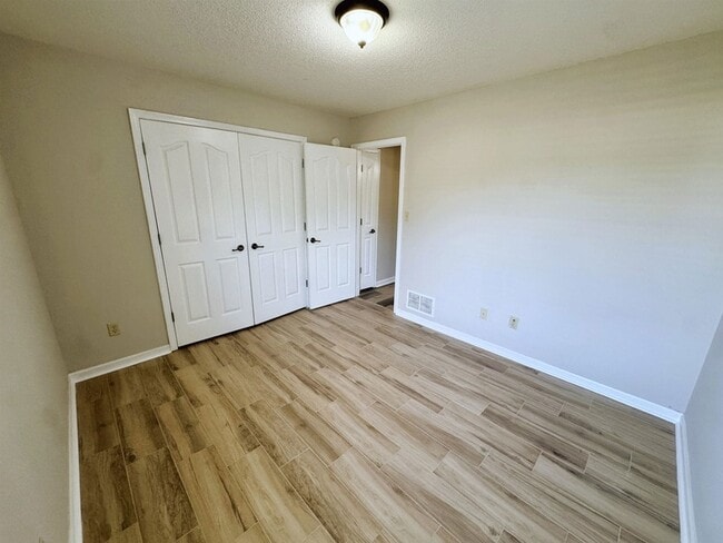 Building Photo - 6098 Ravenwood Lake Dr E