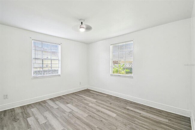 Building Photo - 1833 Knollwood Dr