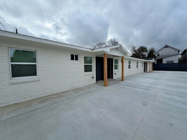 Building Photo - 206 E 33rd St