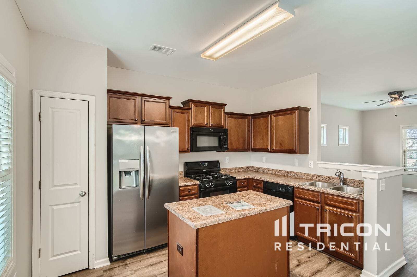 Building Photo - 1057 Sutherland Dr