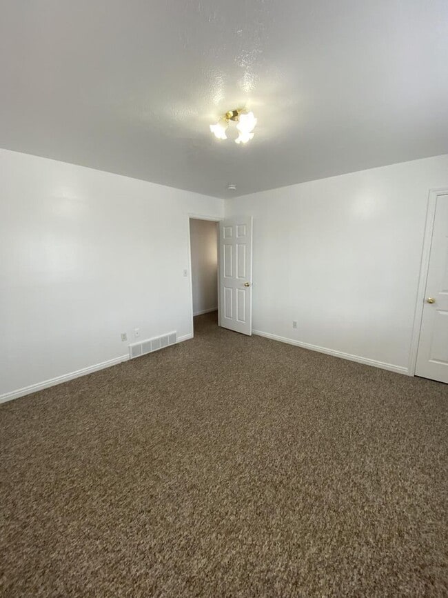 Building Photo - 1556 Talon Dr