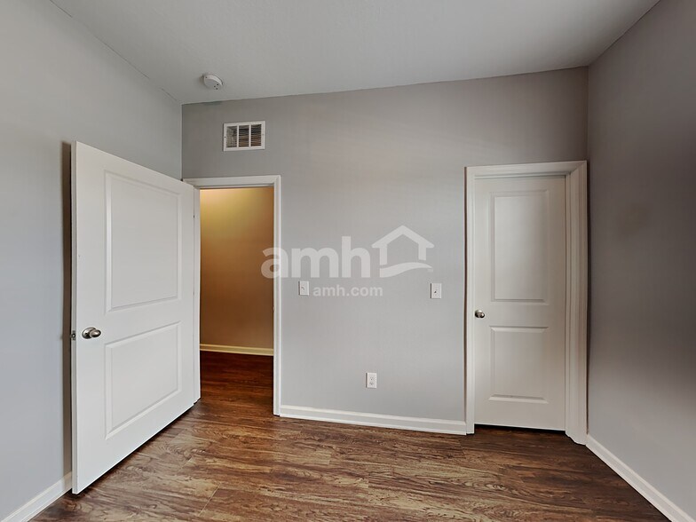 Building Photo - 4890 St James Ln