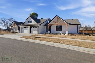 Building Photo - Fully Updated 2 Bedroom Duplex in Convenient Broken Arrow Location