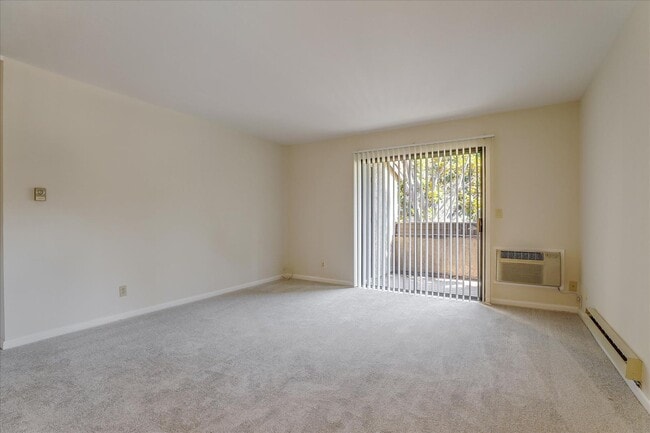 Building Photo - 2 Bedroom, 1 Bath, Upstairs Condo in the C...