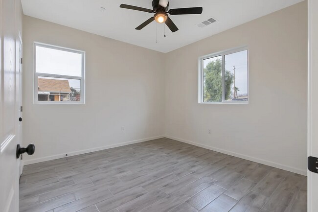 Building Photo - 601 E 10th St