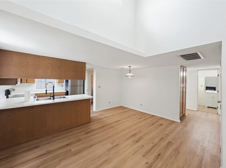 Building Photo - 2020 W Union Hills Dr