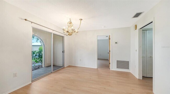 Building Photo - 515 Rousseau Dr