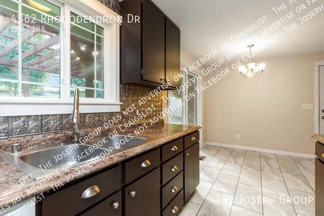 Building Photo - 4362 N Rhododendron Dr