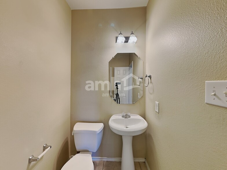 Building Photo - 1003 Utopia Ln