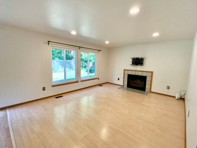 Building Photo - Stunning 4 Bedroom/2.5 bath- Move-In Ready Home with Private Backyard