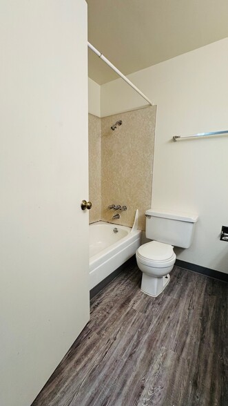 Second Floor Bathroom - 3815 NW Chemult Pl