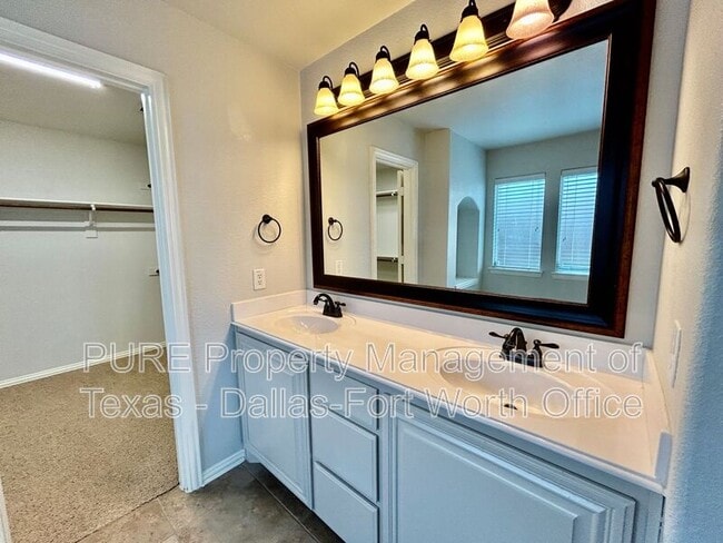 Building Photo - 511 Carnation Ln