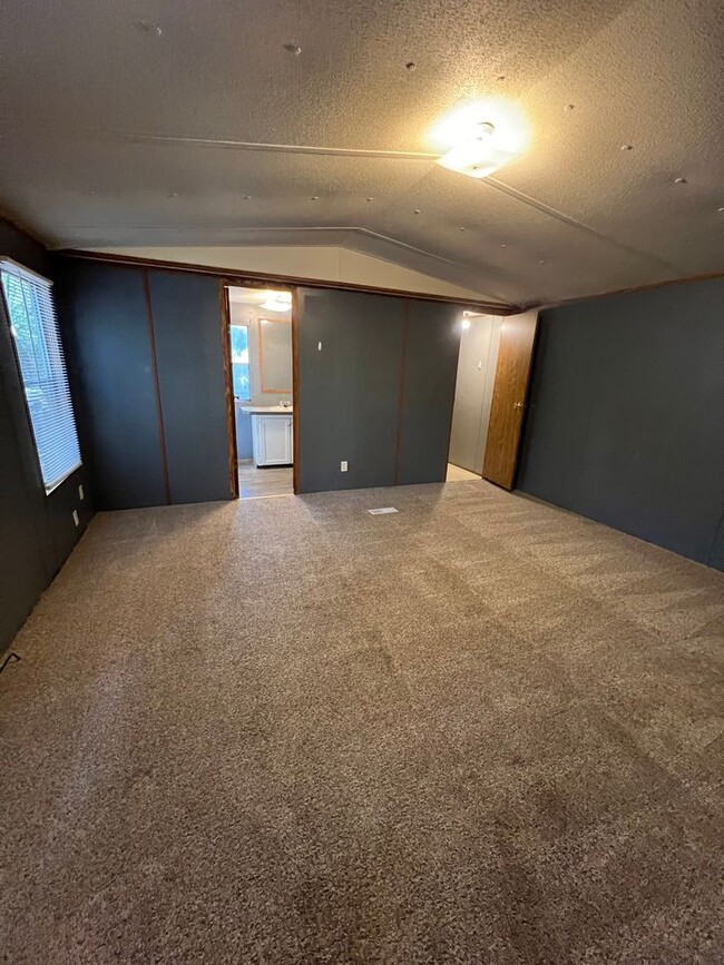 Building Photo - Coming Soon 2 bedroom 2 bathroom single wi...
