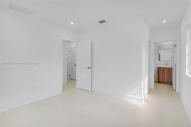 Building Photo - 524 NE 65th St
