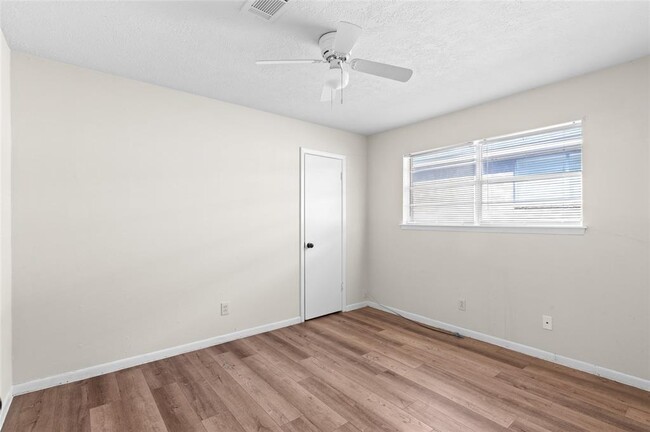 Building Photo - 930 Cable St