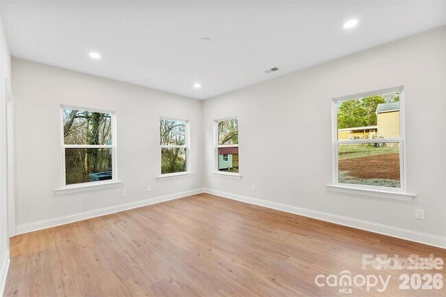 Building Photo - 1558 7th Ave Dr SW