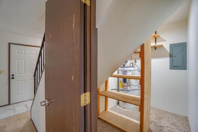Building Photo - THREE BEDROOM TOWN HOME WITH GARAGE IN HAZEL DELL