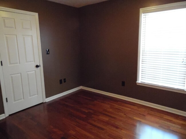 Building Photo - 1305 Amherst Dr