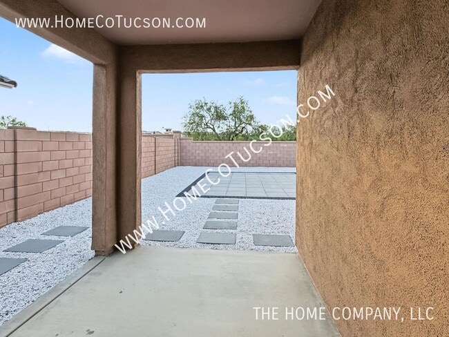 Building Photo - 700 W Calle El Acuario