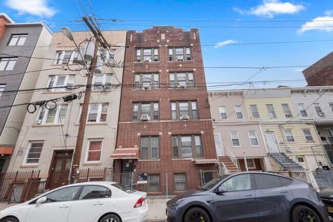 Building Photo - 76 Romaine Ave