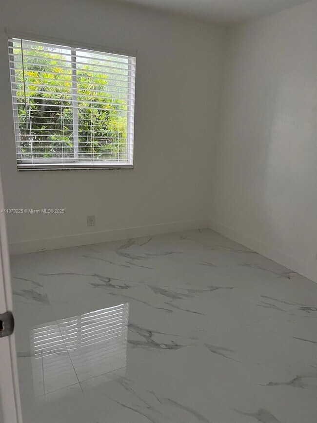 Building Photo - 505 Gardens Dr