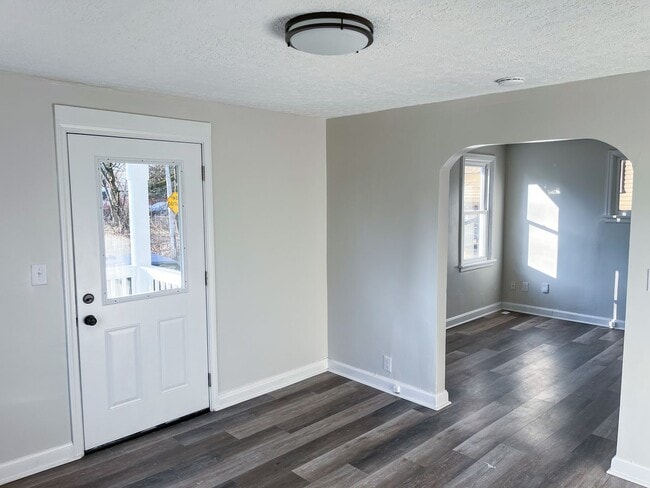 Building Photo - Beautifully Updated Columbus Home with Fir...