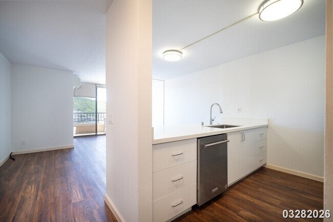 Building Photo - Convenient Honolulu Living – 1 Bedroom with Stunning Views!