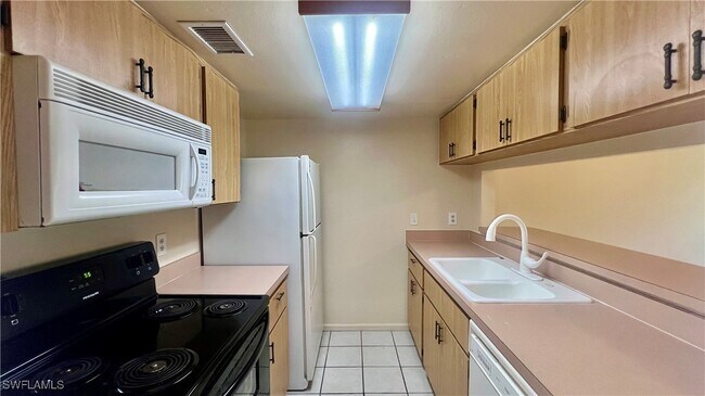 Building Photo - 13160 Kings Point Dr