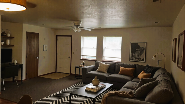 Primary Photo - Hollister Half Duplex