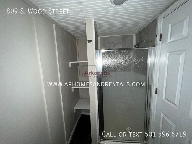 Building Photo - 809 S Wood St