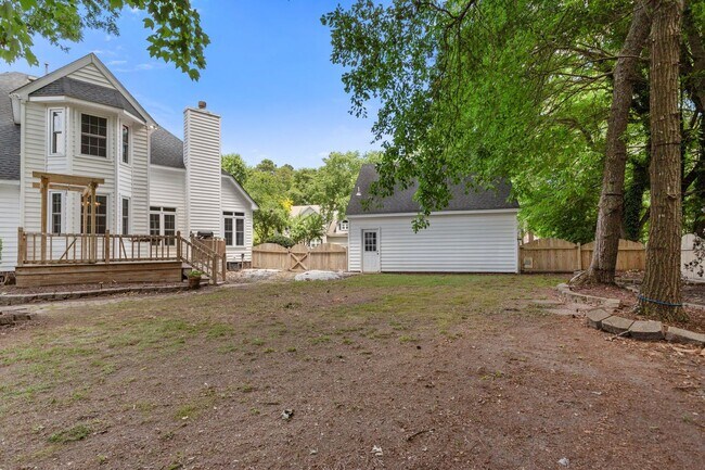 Building Photo - 5BR/3BA with Fresh Paint and New Carpet in...
