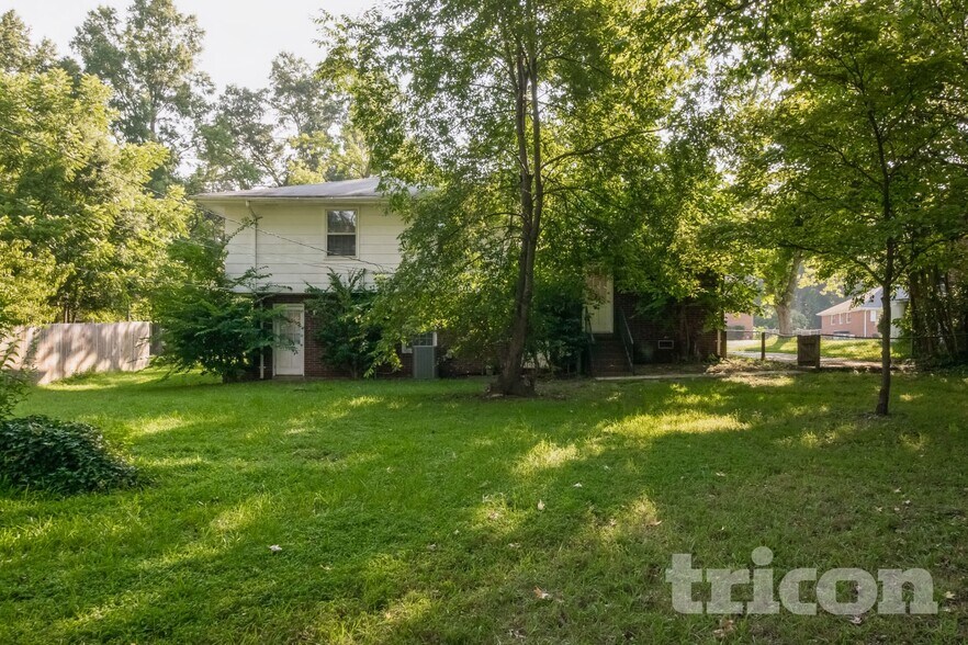 Building Photo - 4200 Gladstone Ln
