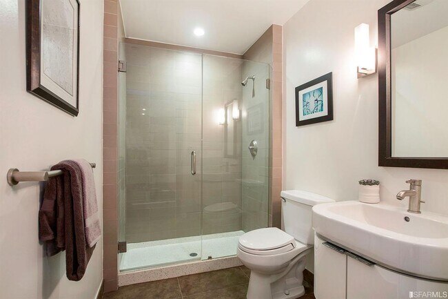 Building Photo - Spacious Centrally Located 1 bed + Den/ 1....