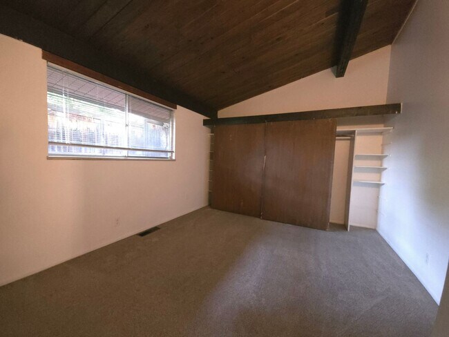 Building Photo - 3 Bedroom Apartment on West Side Of The Hill