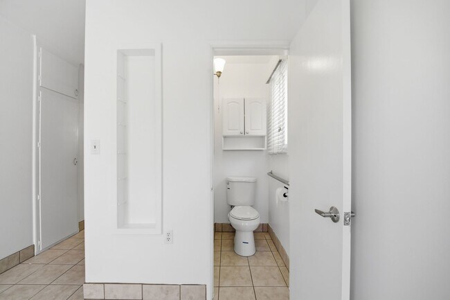 Building Photo - 2 bedroom, den and 1.5 bath, a few blocks of SPHS