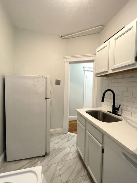 Building Photo - 110 Strathmore Rd