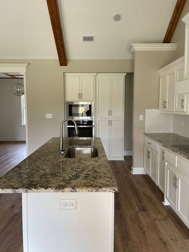 Building Photo - 4 Bedroom/3.5 Bath Home in North Lowndes C...
