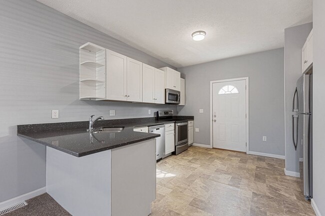 Building Photo - 2 bed 2 bath available