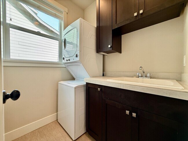 Building Photo - GORGEOUS OPEN LAYOUT HOME IN OLD FARM DISTRICT!