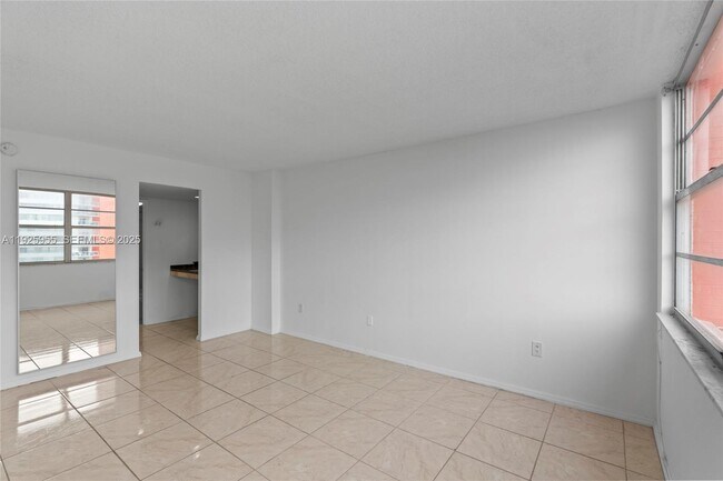 Building Photo - 1301 NE Miami Gardens Dr