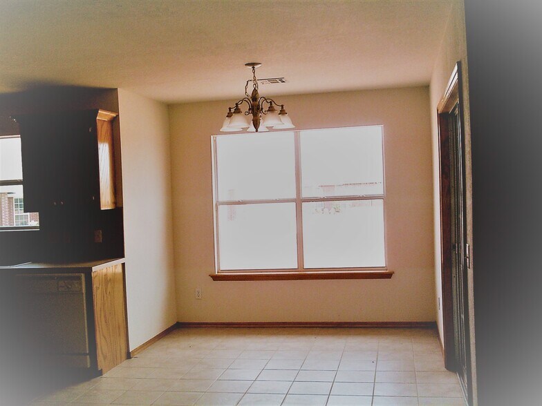 Building Photo - 715 E Elder Ln