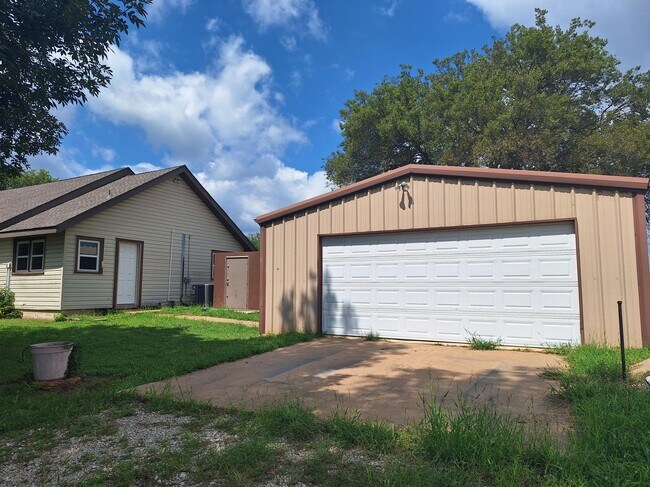 Building Photo - 3405 N Redlands Rd