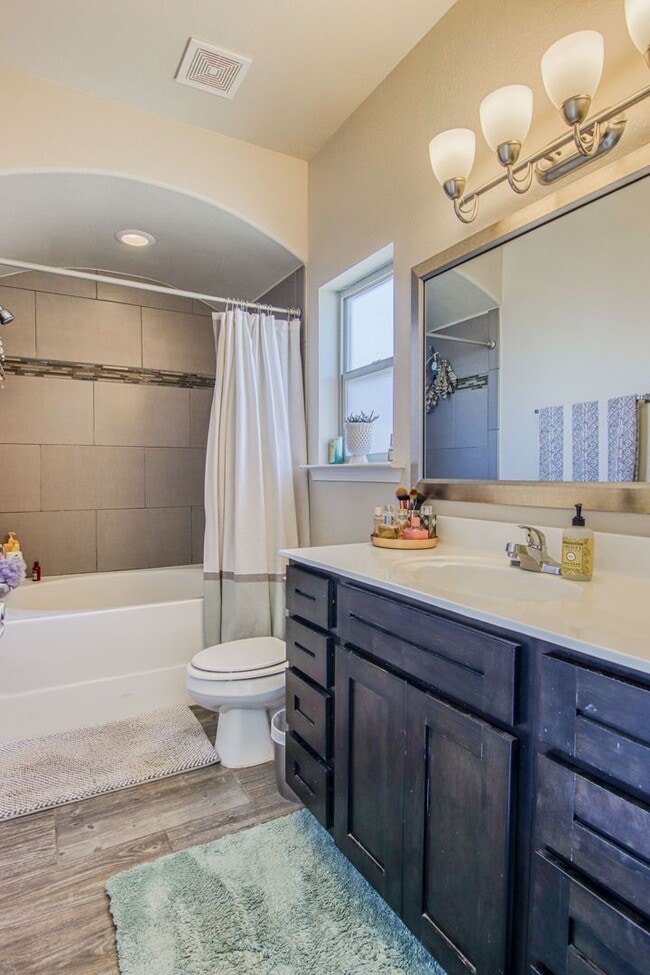 Building Photo - Beautiful Modern & Contemporary House 3 beds-2 baths in 79932