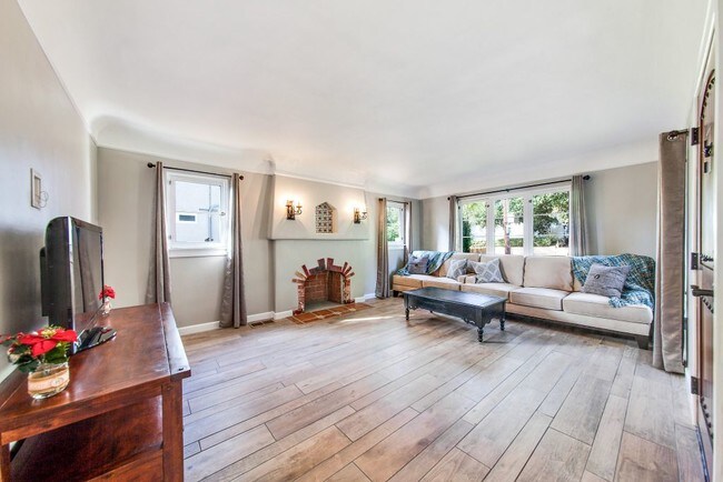 Living Room Pic 3 - 100 W Tremont St