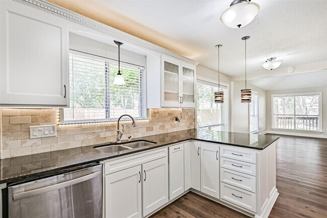 Building Photo - 1115 W Castlewood Ave