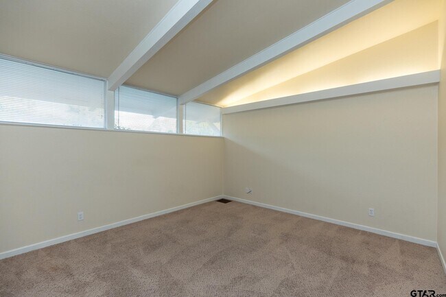 Building Photo - 3215 Fernwood Dr