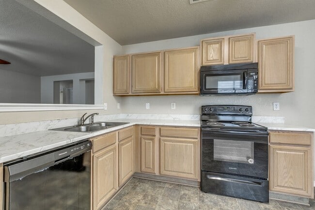 Building Photo - Charming 3/2/2 single-story home in highly desirable Westover Crossing