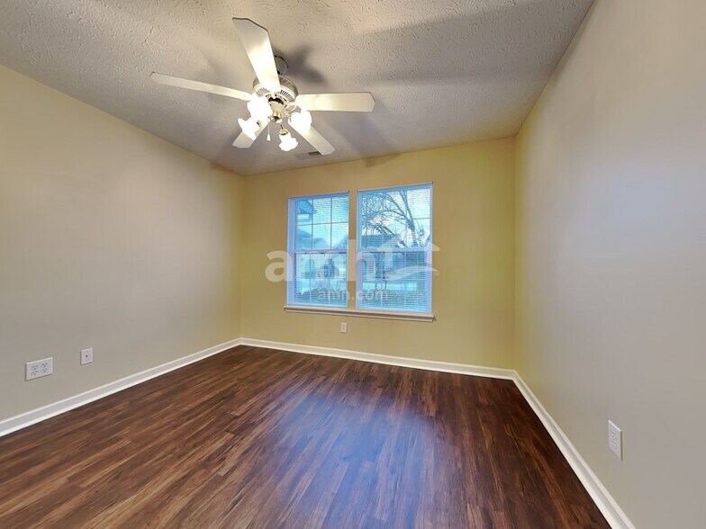 Building Photo - 542 Kennard Ln
